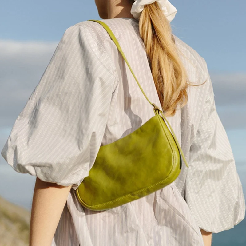 The new 2020 commuter monochrome baguette is a one-shoulder tote Candy color bag women 
The new 2020 commuter monochrome baguette is a one-shoulder tote Candy color bag women