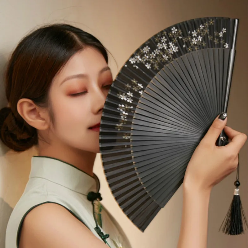 Lady Dance Fan Bamboo Ventilateur Classical Portable Party Silk Fan Chinese Summer Cheongsam Hanfu Fans Abanicos Para Boda
Lady Dance Fan Bamboo Ventilateur Classical Portable Party Silk Fan Chinese Summer Cheongsam Hanfu Fans Abanicos Para Boda