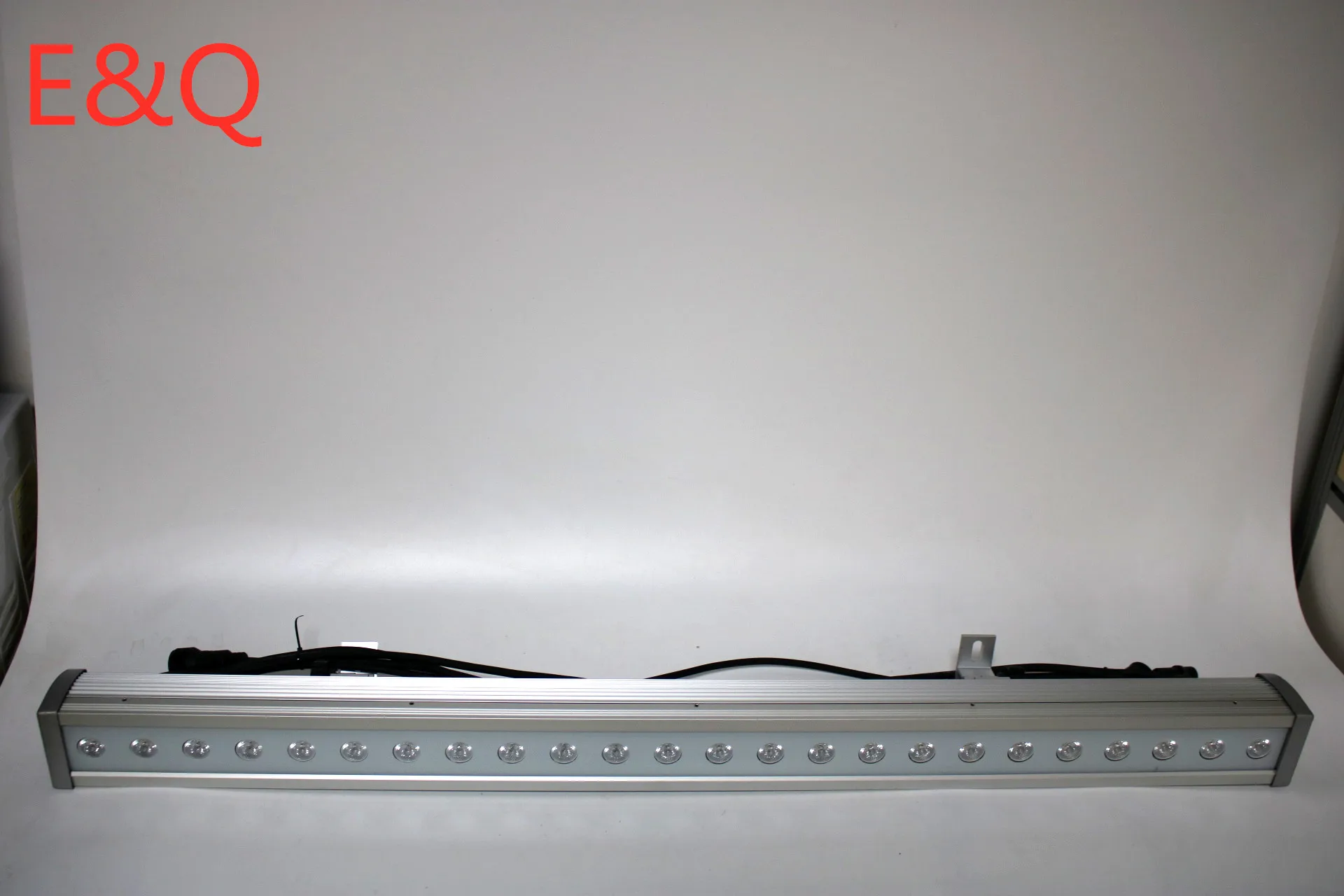 E&Q24*10W4 in 1 wall washing lamp background light wedding performance bar KTV lighting stage rainproof lights
E&Q24*10W4 in 1 wall washing lamp background light wedding performance bar KTV lighting stage rainproof lights