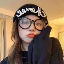 @YYDS Temperament Wool Hat Online Celebrity Hat Black Pearl Letter Knitted Hat Fashion Thick Warm Cold Hat
@YYDS Temperament Wool Hat Online Celebrity Hat Black Pearl Letter Knitted Hat Fashion Thick Warm Cold Hat