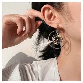 Korean Tide Retro Fashionable Metal Hollow Out Earring Mosaic Circle Transparent Resin Gold Sequins Simple Geometric Earrings
Korean Tide Retro Fashionable Metal Hollow Out Earring Mosaic Circle Transparent Resin Gold Sequins Simple Geometric Earrings