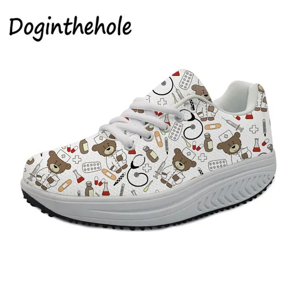 Фото Doginthehole/белая Милая женская повседневная обувь с рисунком медсестры и медведя