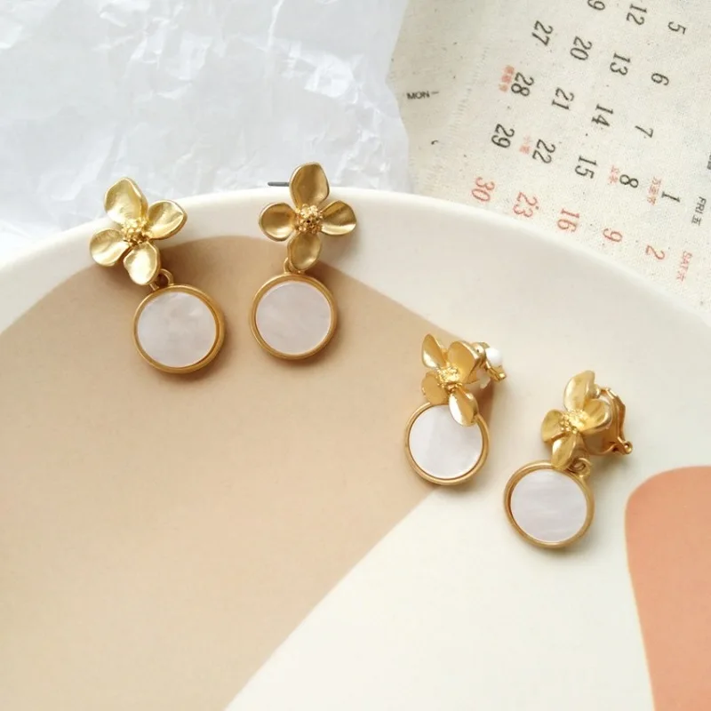 Korean Graceful Temperament Lady Charm Flower Clip Earrings Simple Women Girl's Accessories Personality Geometry Resin Jewelry
Korean Graceful Temperament Lady Charm Flower Clip Earrings Simple Women Girl's Accessories Personality Geometry Resin Jewelry