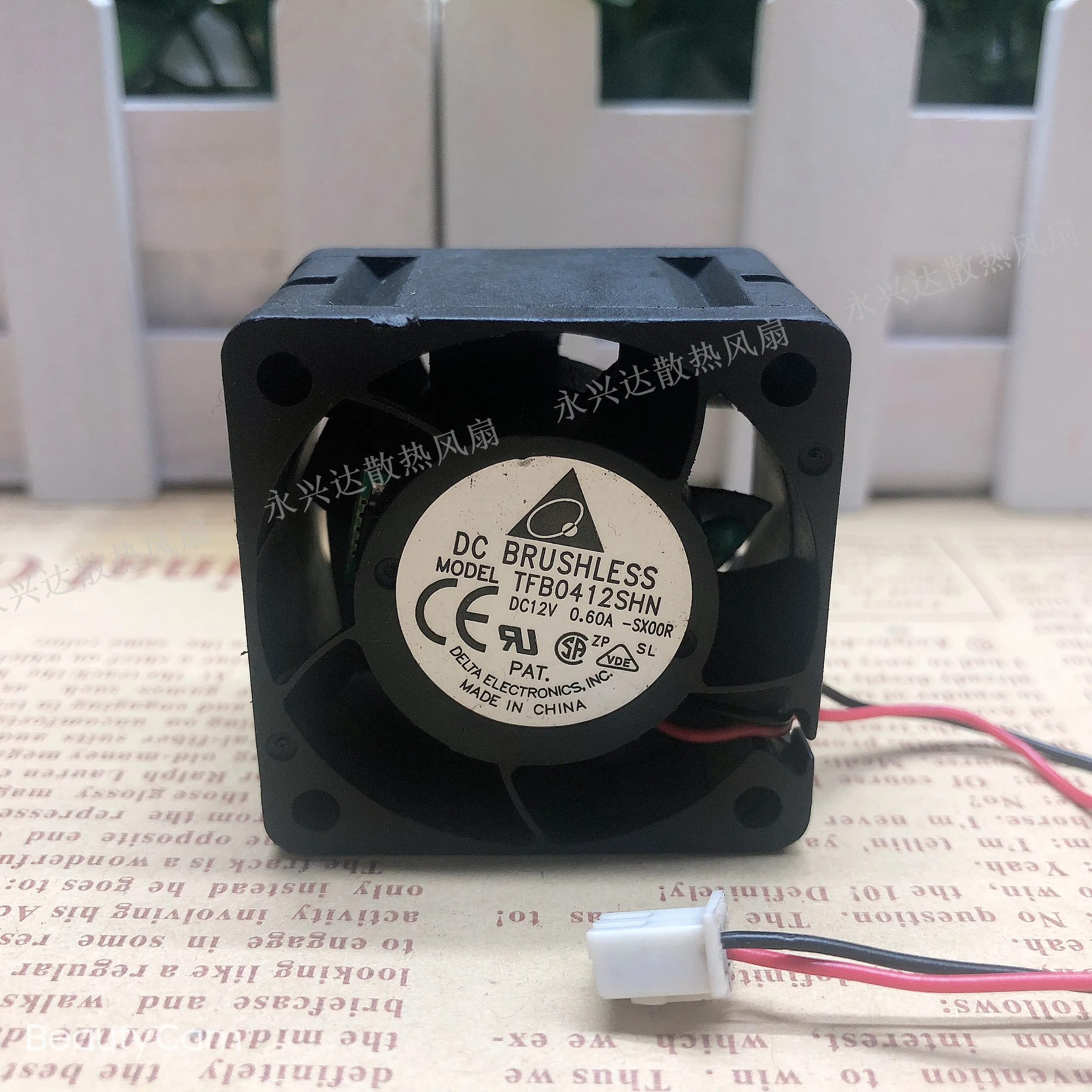 Двухпроводной охлаждающий вентилятор для сервера Delta Electronics TFB0412SHN SX00R DC 12 В 0,60 а 40x40x28 мм
Двухпроводной охлаждающий вентилятор для сервера Delta Electronics TFB0412SHN SX00R DC 12 В 0,60 а 40x40x28 мм
