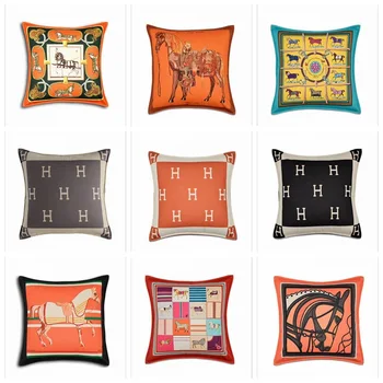 45x45cm European Retro Luxury Printed Cushion Cover Horse Pattern Velvet Pillowcase Lumbar Pillow Cover Tassel Edge 
45x45cm European Retro Luxury Printed Cushion Cover Horse Pattern Velvet Pillowcase Lumbar Pillow Cover Tassel Edge