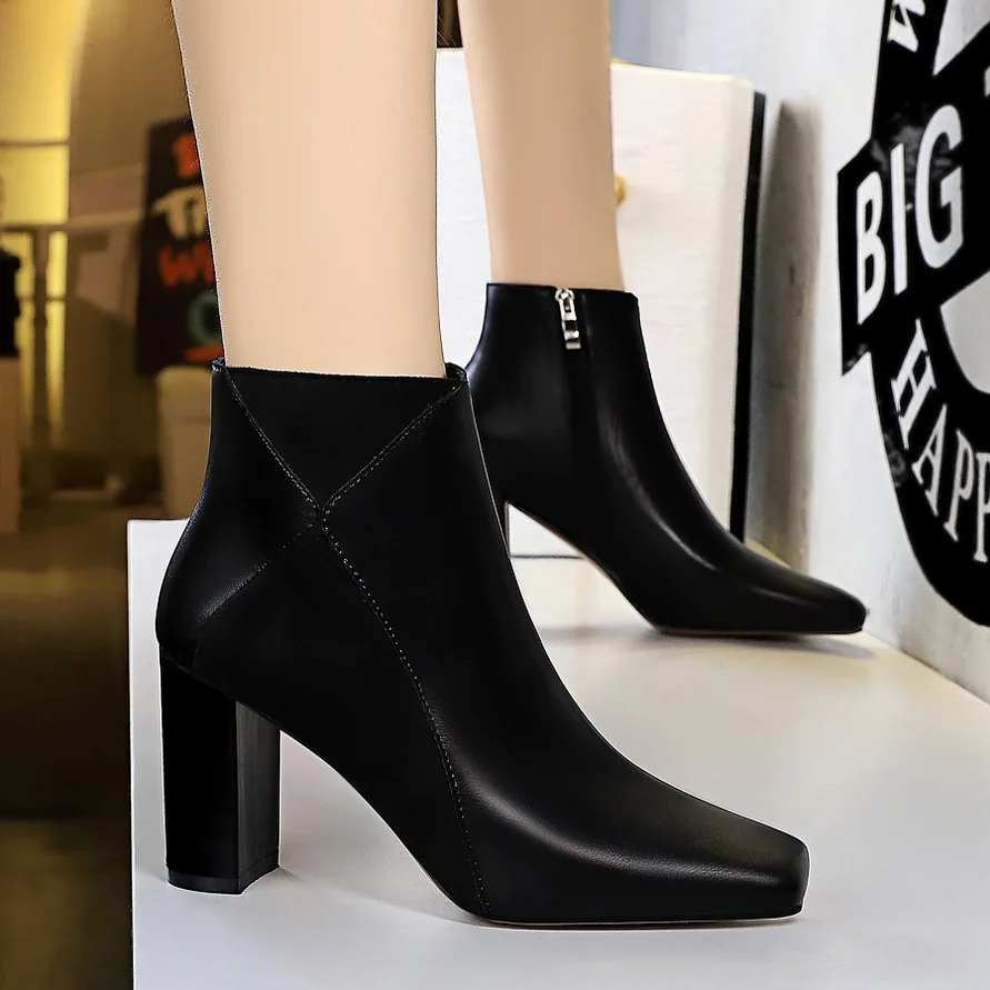 The new autumn/winter 2019 brit version of the all-in-one side zipper trend with velvety short boots
The new autumn/winter 2019 brit version of the all-in-one side zipper trend with velvety short boots