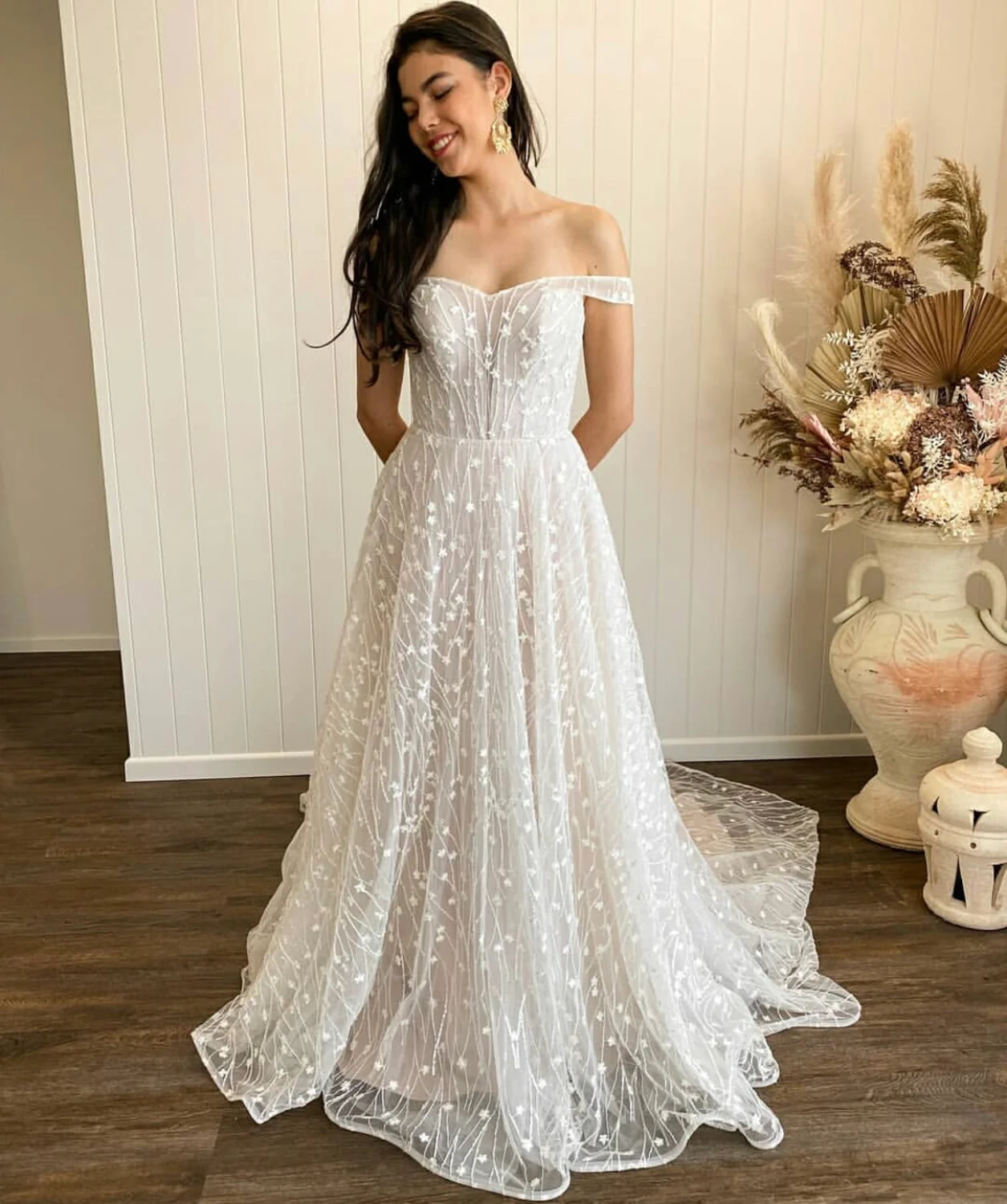 Wedding Dress A-Line Off The Shoulder Lace Appliques Button Tulle Backless Floor Length Sweep Train Bridal Gown Custom Made
Wedding Dress A-Line Off The Shoulder Lace Appliques Button Tulle Backless Floor Length Sweep Train Bridal Gown Custom Made