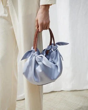 Fashion Handbags Clouds Clutch Purse 2020 Sky Blue Silk Satin Fashion Shoulder bag for Women Luxury Design Totes Evening Bag
Fashion Handbags Clouds Clutch Purse 2020 Sky Blue Silk Satin Fashion Shoulder bag for Women Luxury Design Totes Evening Bag