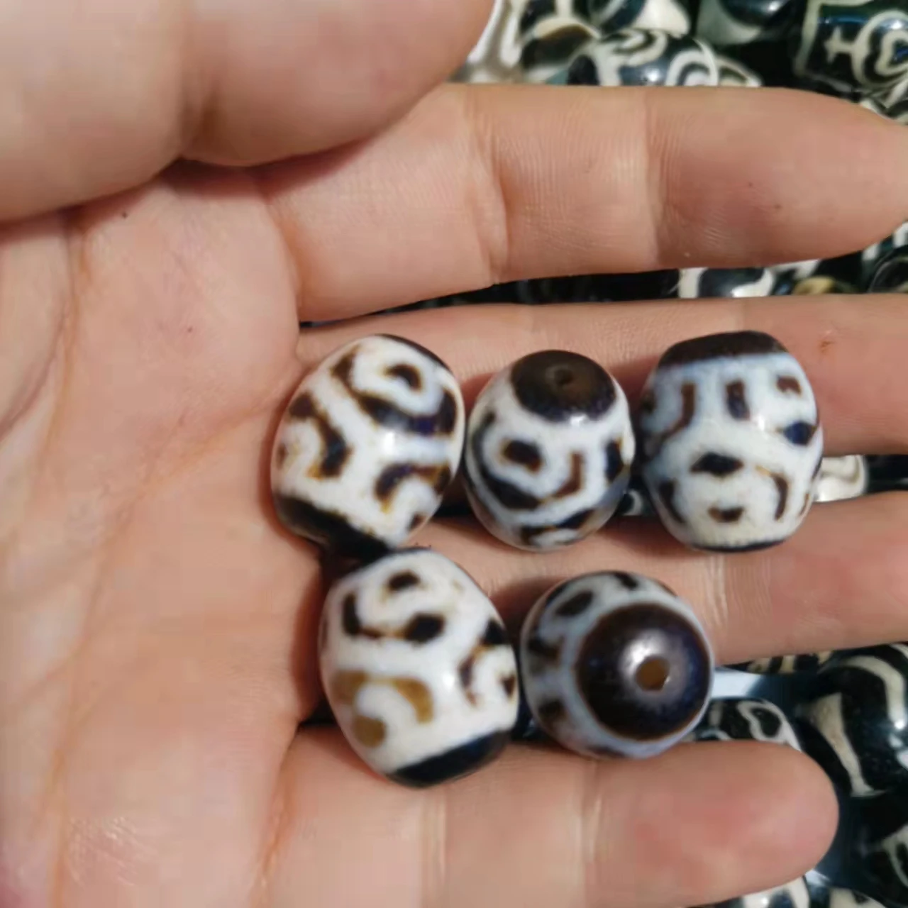 1pcs/lot Pure Natural Lotus and Bodhi Six-Eyed Dallo Dzi ancient Beads accessories gem jewelry many patterns bracelets necklaces
1pcs/lot Pure Natural Lotus and Bodhi Six-Eyed Dallo Dzi ancient Beads accessories gem jewelry many patterns bracelets necklaces