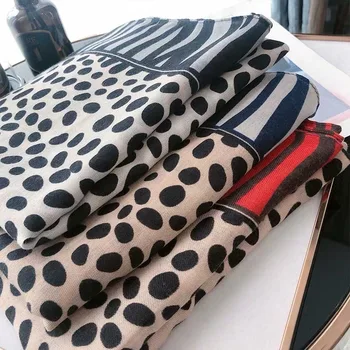 2020 New style autumn and winter fashion Women cotton material scarf lady Beach quality cotton Shawl Color matching silk scarf 
2020 New style autumn and winter fashion Women cotton material scarf lady Beach quality cotton Shawl Color matching silk scarf