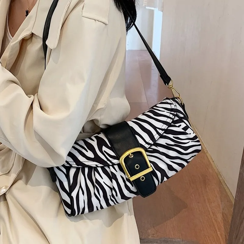 Niche design zebra pattern underarm handbags 2020 new autumn and winter ladies French retro baguette bag shoulder messenger bag
Niche design zebra pattern underarm handbags 2020 new autumn and winter ladies French retro baguette bag shoulder messenger bag