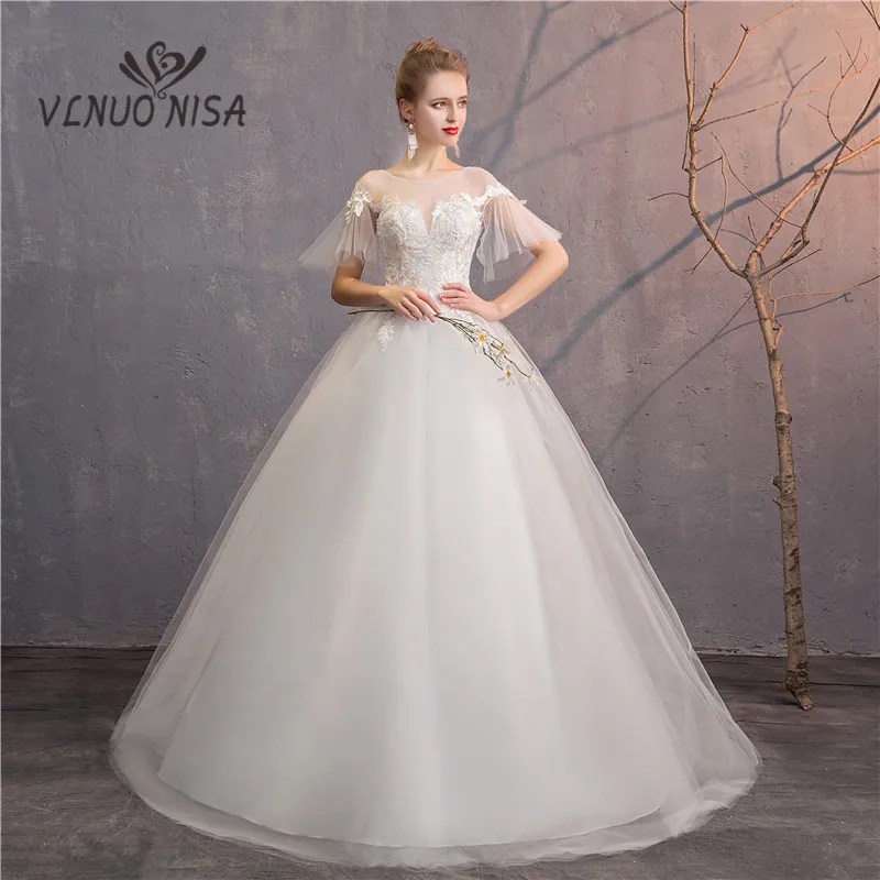 Кружевное свадебное платье с открытой спиной V-образным вырезом и расклешенными