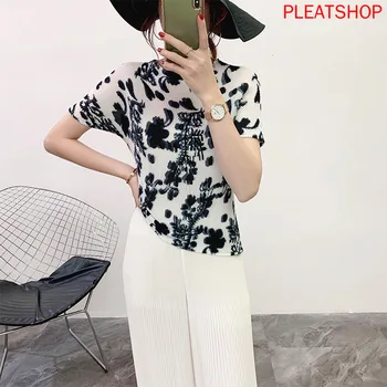 Miyake Fold Bottoming Shirt 2020 Summer New Tofu PleatsTops Wild Loose Japanese Plain T-shirt Female Tee Shirt Vintage 
Miyake Fold Bottoming Shirt 2020 Summer New Tofu PleatsTops Wild Loose Japanese Plain T-shirt Female Tee Shirt Vintage