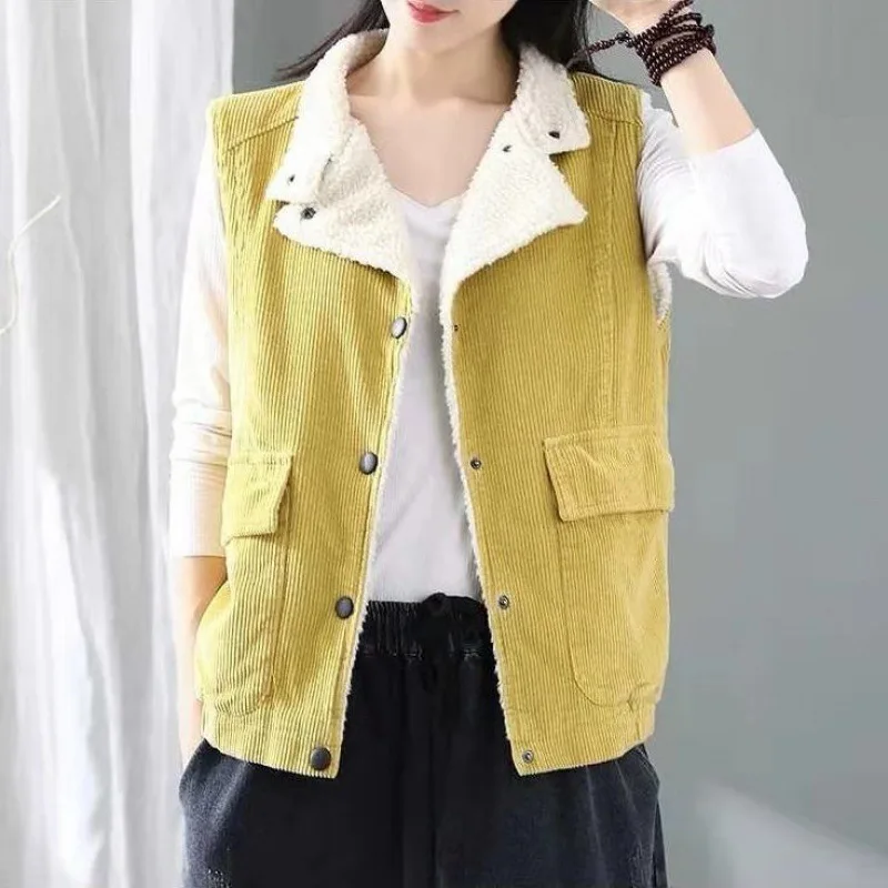 Vintage Thick Velvet Women's Vest Jacket Autumn Winter 2020 Sleeveless Casual Korean Button Pocket Corduroy Velvet Warm Cardigan
Vintage Thick Velvet Women's Vest Jacket Autumn Winter 2020 Sleeveless Casual Korean Button Pocket Corduroy Velvet Warm Cardigan