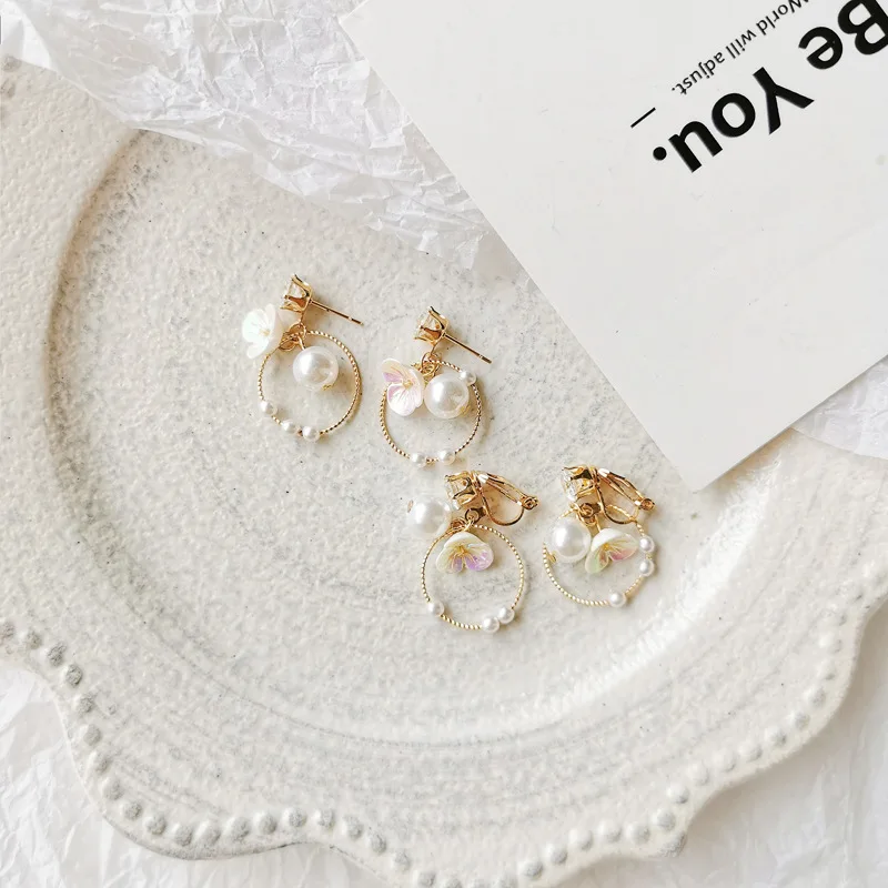 Korean Cute Shell Flowers Clip Earrings Without Piercing Women Elegant Imitation Pearls Small Round Earrings No Pierced EarClips
Korean Cute Shell Flowers Clip Earrings Without Piercing Women Elegant Imitation Pearls Small Round Earrings No Pierced EarClips