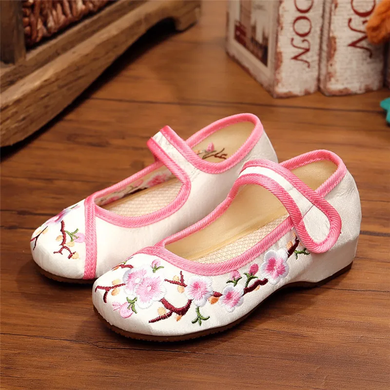 A Product of Plum Old Beijing Children Cloth Shoes GIRL'S Shoes Embroidered Ethnic Style of Dance Students biao yan xie
A Product of Plum Old Beijing Children Cloth Shoes GIRL'S Shoes Embroidered Ethnic Style of Dance Students biao yan xie
