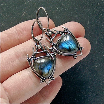 Rongyu cross border popular triangular Labrador Earrings European and American Creative 925 retro lock Earrings
Rongyu cross border popular triangular Labrador Earrings European and American Creative 925 retro lock Earrings