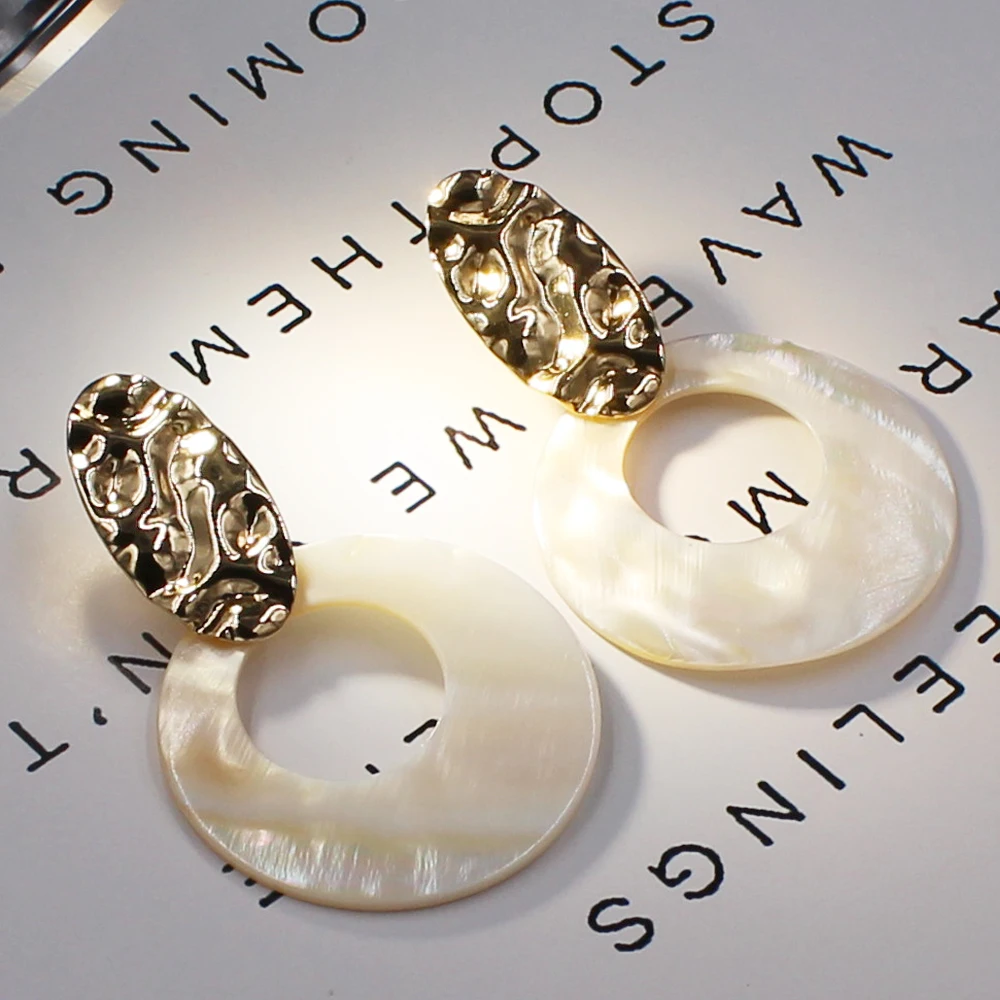 Фото Natural Sea Shell Simple Korean Stud Earrings Trendy Round Mother of Pearl White Seashell Golden Pendant Fashion Hollow Earring | Украшения