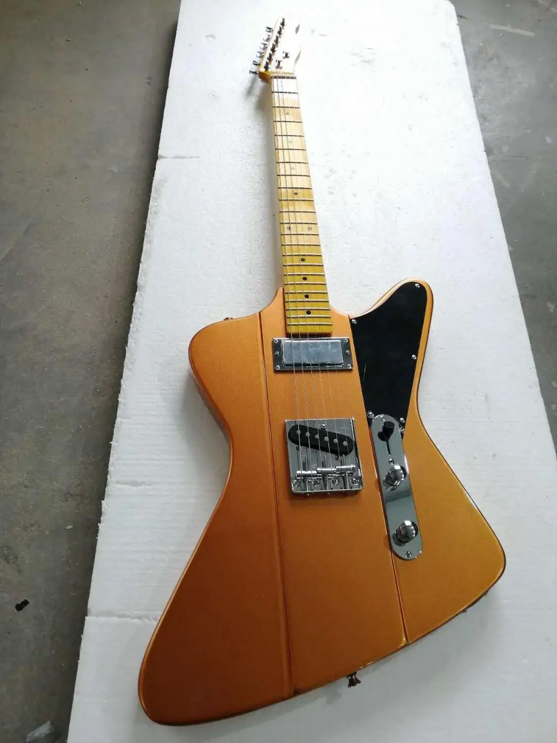 Custom Metallic orange Firebird electric guitar with Chrome Hardware SH Pickups,customized!PayPal available!Y-6
Custom Metallic orange Firebird electric guitar with Chrome Hardware SH Pickups,customized!PayPal available!Y-6