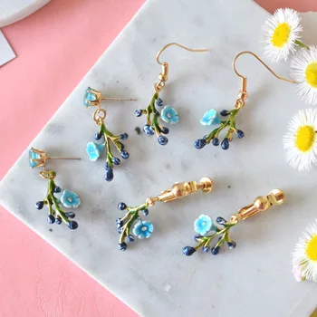 Small fresh blue flowers earrings silver needles ear hook earrings ear clips without piercings to wear
Small fresh blue flowers earrings silver needles ear hook earrings ear clips without piercings to wear