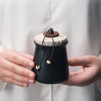 Nordic Ceramic Tea Pot Small with Lid Simple Household Black Stoneware Storage Box Japanese Style Travel Portable Sealed Tea Pot
Nordic Ceramic Tea Pot Small with Lid Simple Household Black Stoneware Storage Box Japanese Style Travel Portable Sealed Tea Pot