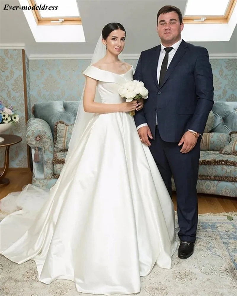 Off Shoulder Satin Wedding Dresses 2020 Off Shoulder A-Line Button Back Simple Bride Dress Bridal Gowns Vestido de noiva
Off Shoulder Satin Wedding Dresses 2020 Off Shoulder A-Line Button Back Simple Bride Dress Bridal Gowns Vestido de noiva