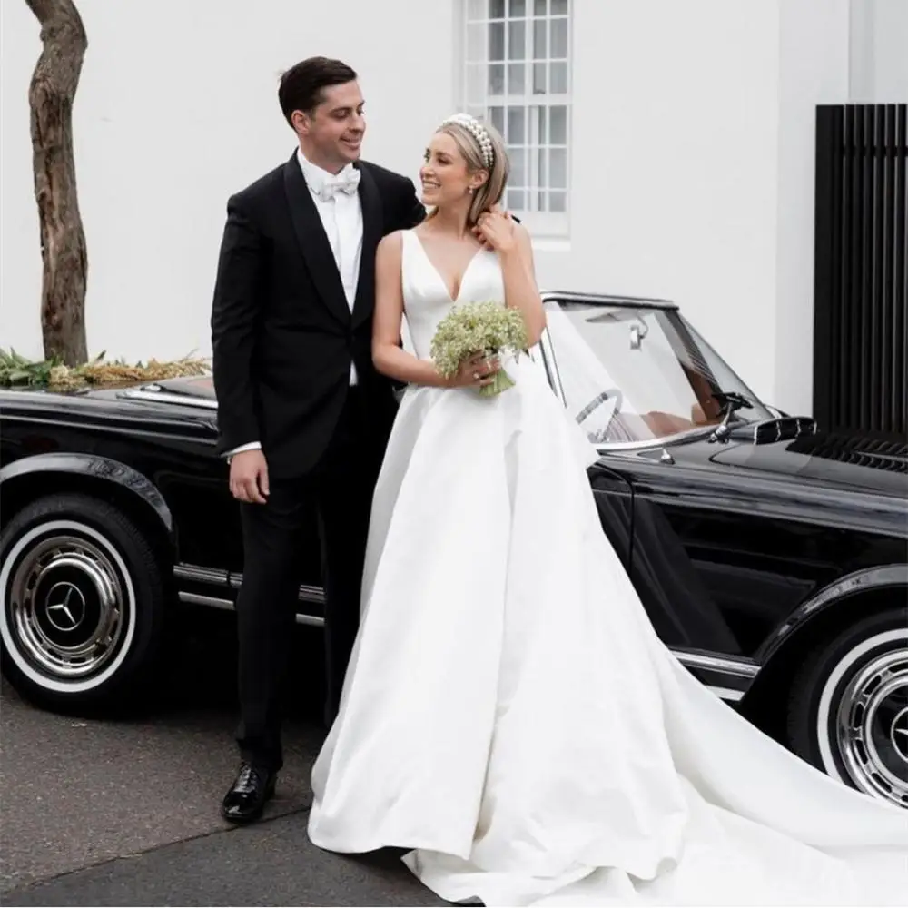 Wedding Dress 2021 White Satin Sexy V-Neck Floor Length Sweep Train With Bow Simple Design Elegant Custom Made Bridal Gowns
Wedding Dress 2021 White Satin Sexy V-Neck Floor Length Sweep Train With Bow Simple Design Elegant Custom Made Bridal Gowns