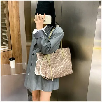 Soft Leather Portable Big Bag Female 2020 New Female Large Capacity Casual Tote Bag High Quality Fashion Shoulder Messenger Bag 
Soft Leather Portable Big Bag Female 2020 New Female Large Capacity Casual Tote Bag High Quality Fashion Shoulder Messenger Bag