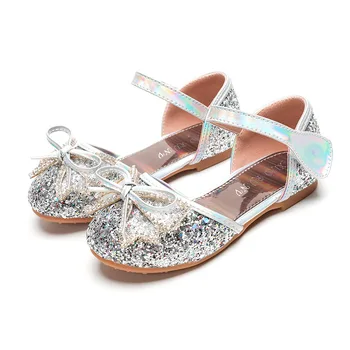 New Rhinestone Bow Girl Sandals 2020 Summer Flat Bottomed Hollow Sequins Lovely Princess Shoes Children's Pu Leather Shoes D494 
New Rhinestone Bow Girl Sandals 2020 Summer Flat Bottomed Hollow Sequins Lovely Princess Shoes Children's Pu Leather Shoes D494