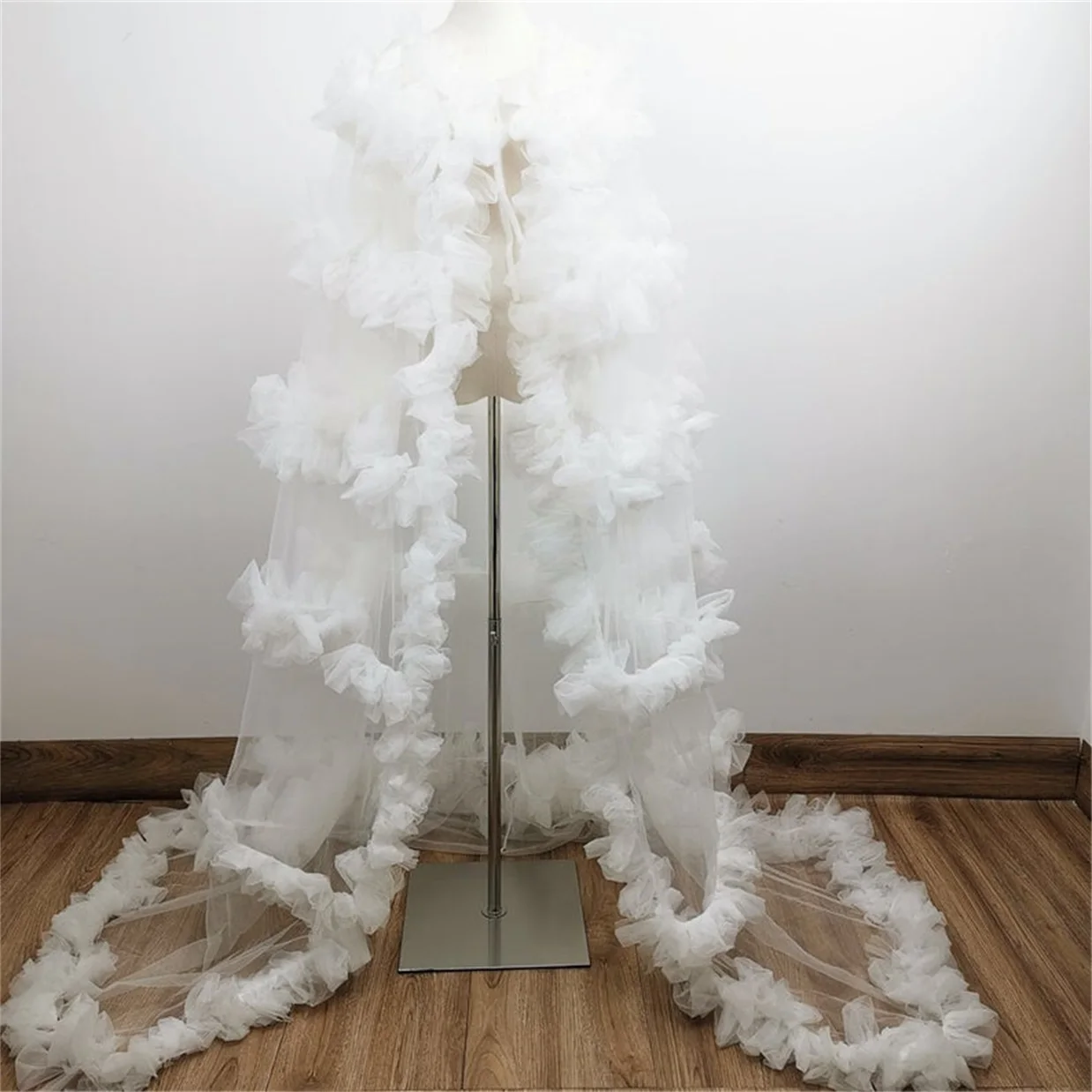 Кимоно для беременных зимнее белое с оборками в несколько рядов
Кимоно для беременных зимнее белое с оборками в несколько рядов