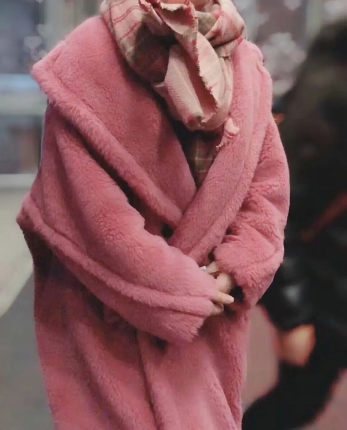 Фото Новинка зимы 2019 женское длинное пальто из овечьей шерсти с лацканами U20-26412 |