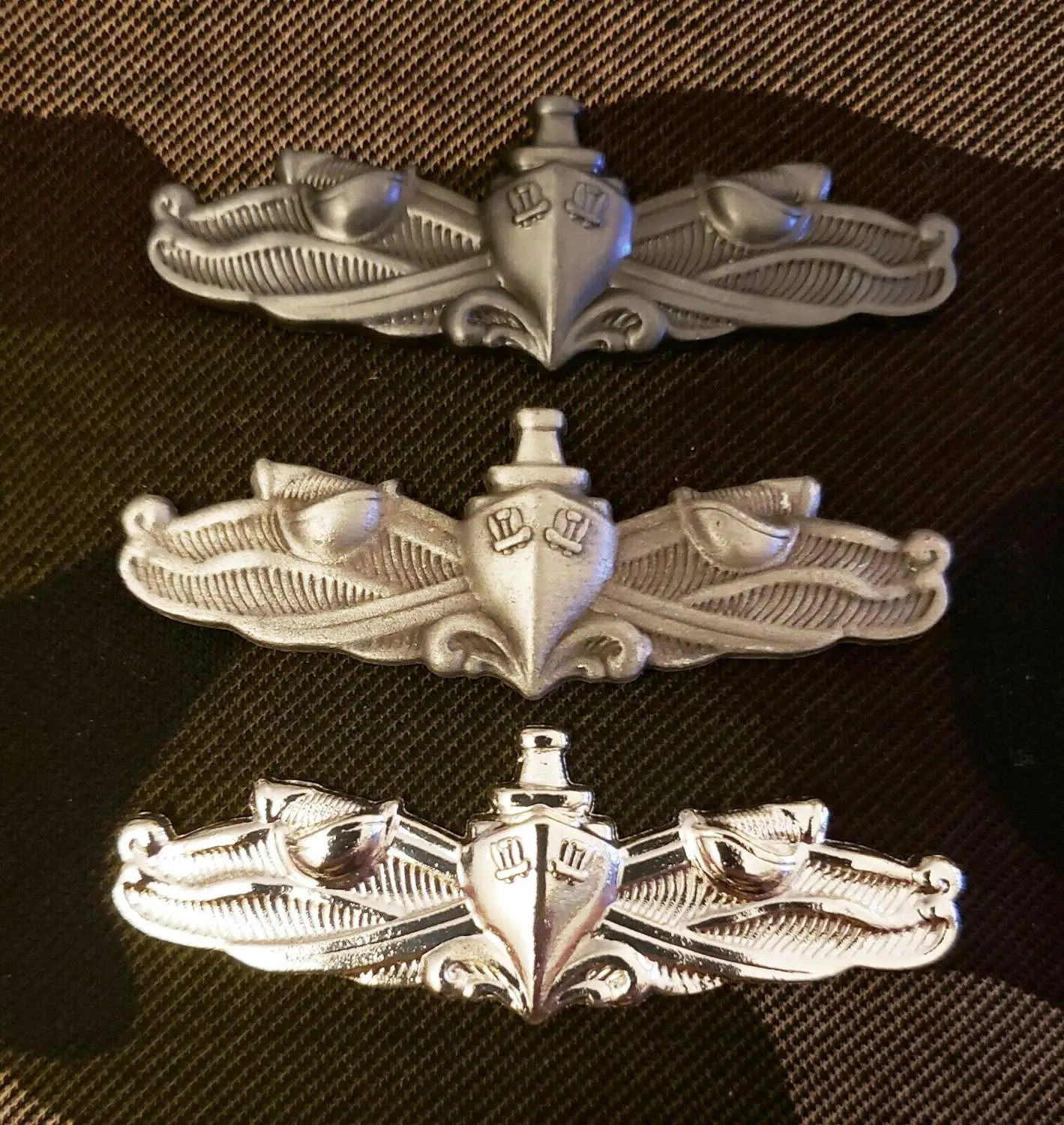 

US Navy brooch 2 pieces Navy surface combat expert rule badge hat pin silver / ancient silver