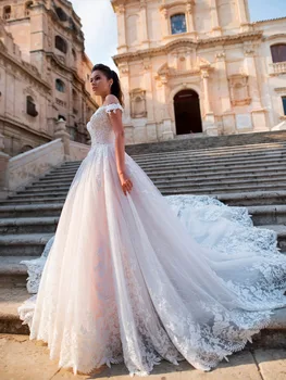 Off Shoulder A Line Wedding Dress 2020 Button Back Lace Applique Tulle Wedding Gowns Bride Dress Luxury Formal Bridal Gowns
Off Shoulder A Line Wedding Dress 2020 Button Back Lace Applique Tulle Wedding Gowns Bride Dress Luxury Formal Bridal Gowns