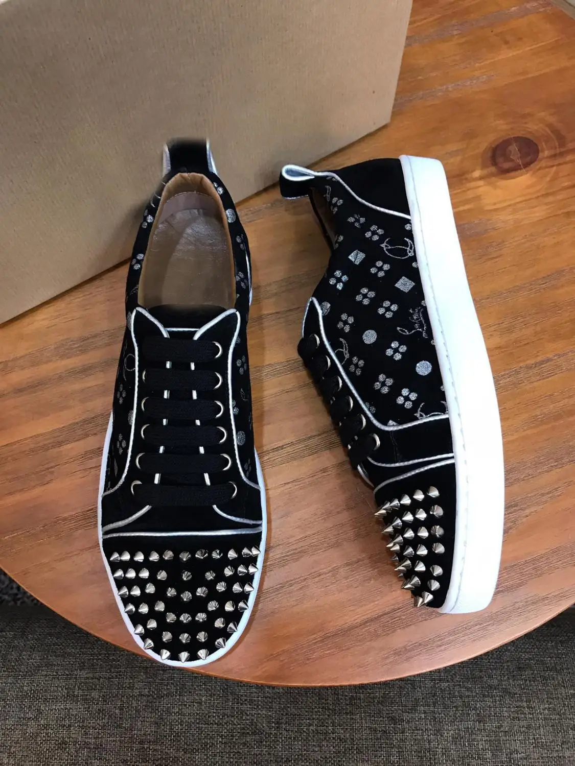New Black Spike-Sock Men Simplest Outdoor Sports Red Runner Bottom Sneakers Real Leather Loafers Flat Footwear Lace Up Shoes 811
New Black Spike-Sock Men Simplest Outdoor Sports Red Runner Bottom Sneakers Real Leather Loafers Flat Footwear Lace Up Shoes 811