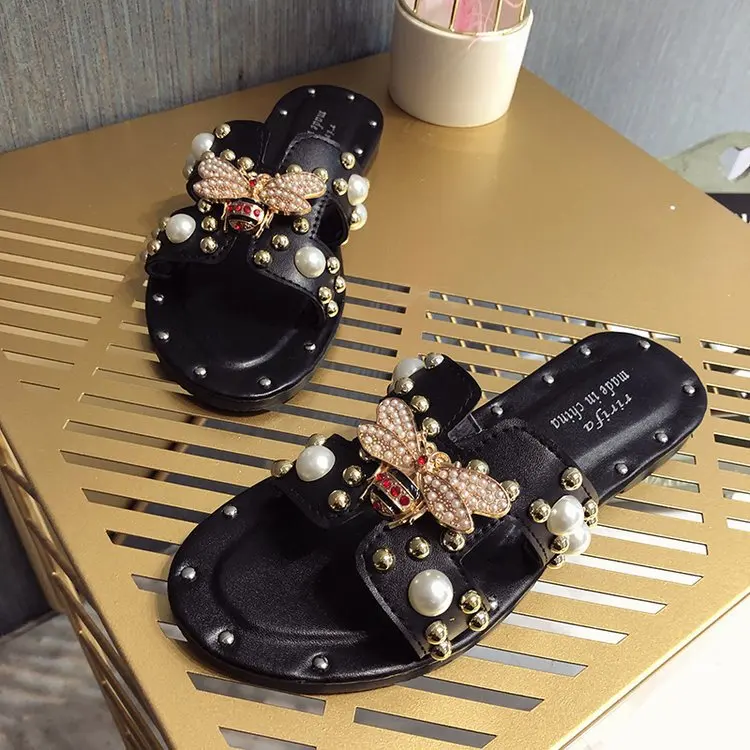 Metal bee shoes pearl flat slippers women's summer outside wearing 2019 new vintage rivet flat heel slippers soft bottom drag
Metal bee shoes pearl flat slippers women's summer outside wearing 2019 new vintage rivet flat heel slippers soft bottom drag