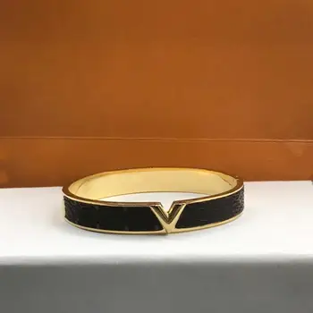 2020 new V couple bracelet. Symbolizes eternal love. Valentine's Day present.
2020 new V couple bracelet. Symbolizes eternal love. Valentine's Day present.