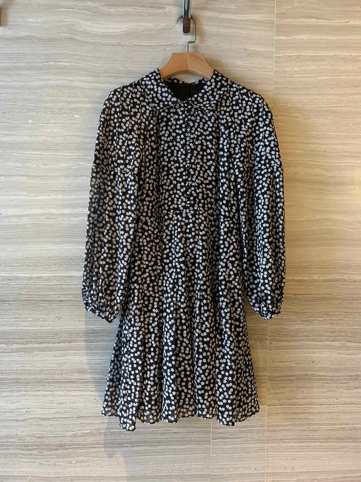 2019 New Autumn and Winter Long Sleeve Waist Print Dress with Fashion Lantern Sleeves
2019 New Autumn and Winter Long Sleeve Waist Print Dress with Fashion Lantern Sleeves