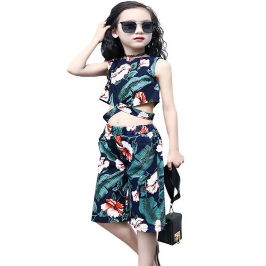 2020 New Summer Girl's Clothing sets Floral girls Set Children Sleeveless Open Waist Printed Tops + Wide Leg shorts sets clothes 
2020 New Summer Girl's Clothing sets Floral girls Set Children Sleeveless Open Waist Printed Tops + Wide Leg shorts sets clothes