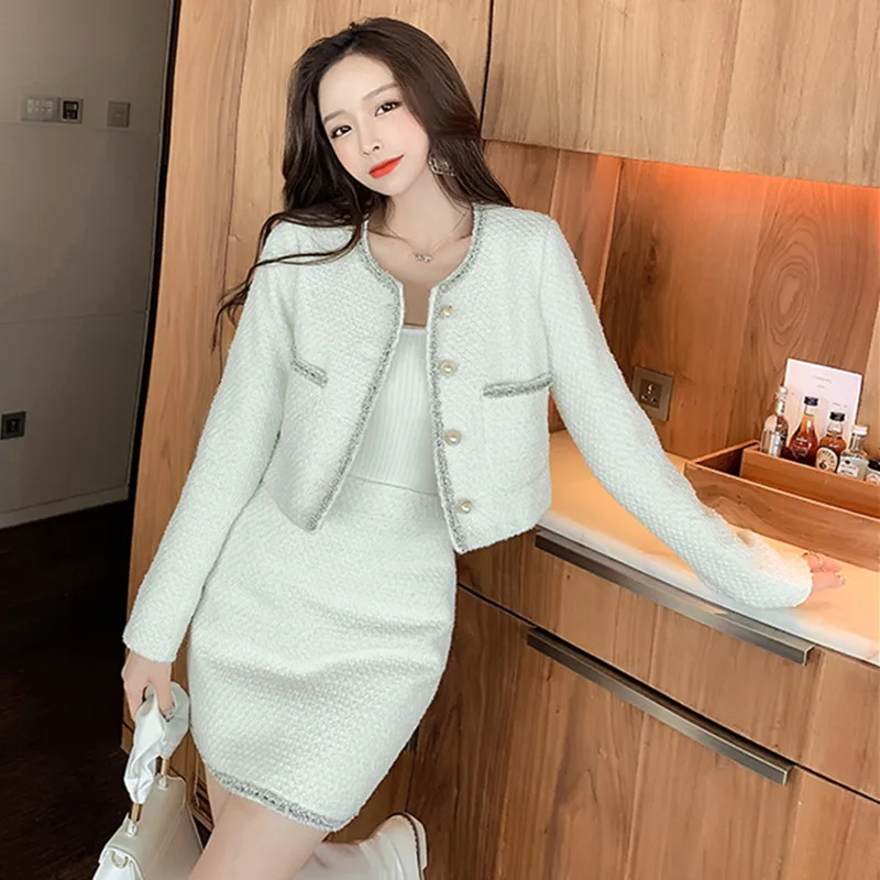 Autumn Winter Tweed Wool 2 Piece Set Women Single breasted Skirt Sets Female Fringed Trim Short Jacket Coat&Bodycon Skirt Suit
Autumn Winter Tweed Wool 2 Piece Set Women Single breasted Skirt Sets Female Fringed Trim Short Jacket Coat&Bodycon Skirt Suit