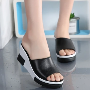 

2020 Summer Female Slippers Thick Soled Sandals Tide Shoes All-match Muffin Bottom Slope Sexy Woman Rubber Wedges Chain PU 3-5cm