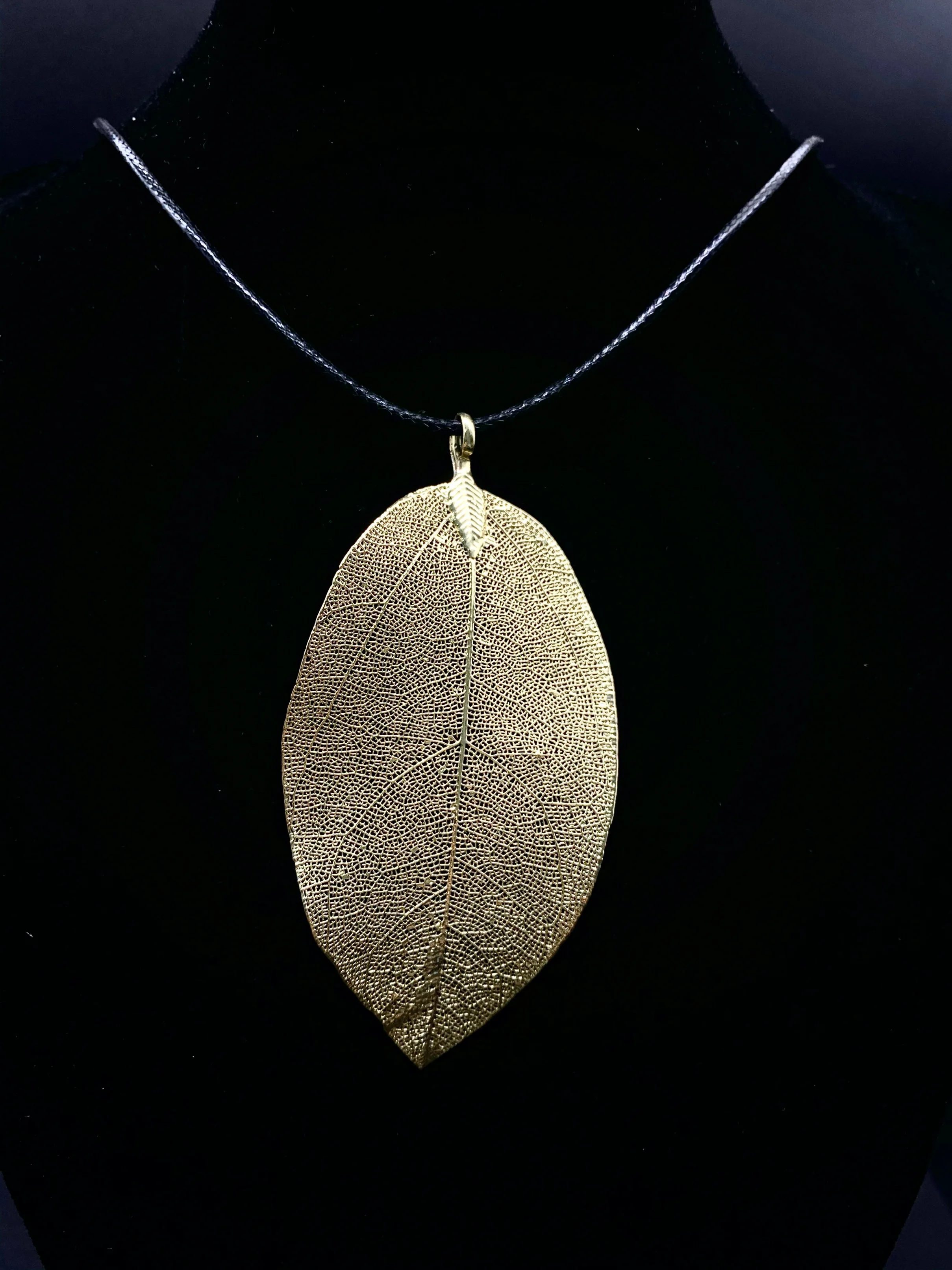 Simple And Generous Ladies 18K Gold Leaf Necklace Winter Sweater Decoration Pendant Boutique Jewelry
Simple And Generous Ladies 18K Gold Leaf Necklace Winter Sweater Decoration Pendant Boutique Jewelry
