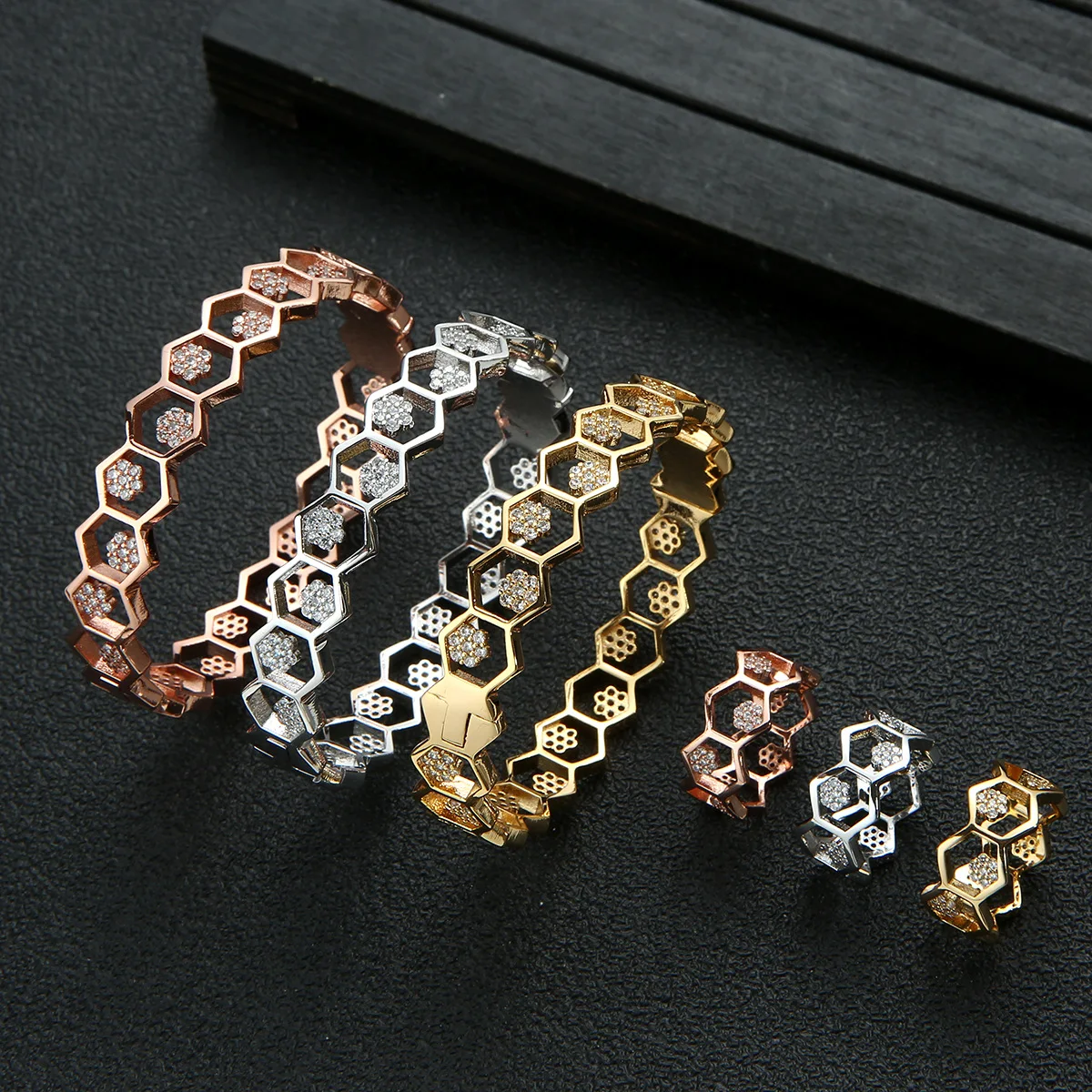 CIBO in Europe and the hot style personality hexagon bracelet ring set copper inlaid AAA quality zircon bracelets hand ring set
CIBO in Europe and the hot style personality hexagon bracelet ring set copper inlaid AAA quality zircon bracelets hand ring set