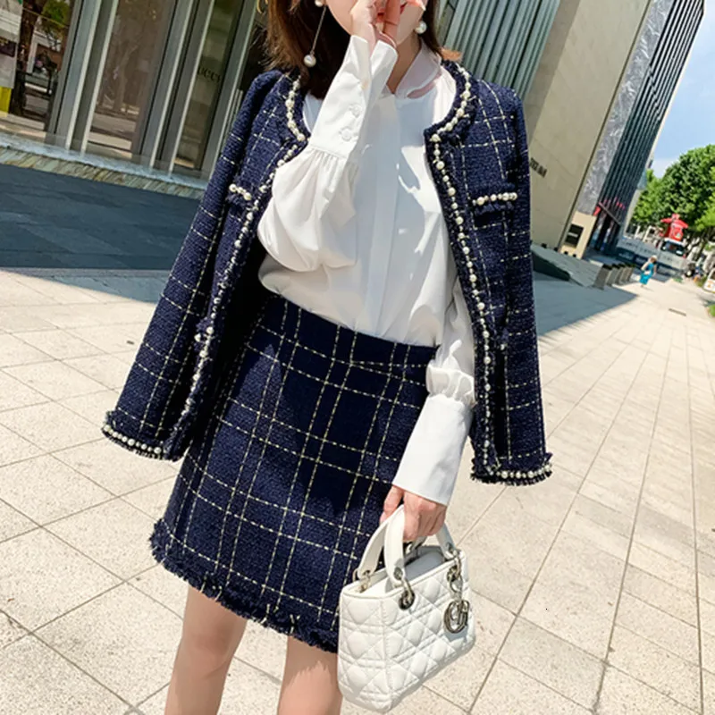 Runway 2019 Autumn Winter 2 Piece Set Elegant Plaid Tweed New Temperament Beading Jacket coat + tassel MIni Skirt Suit
Runway 2019 Autumn Winter 2 Piece Set Elegant Plaid Tweed New Temperament Beading Jacket coat + tassel MIni Skirt Suit