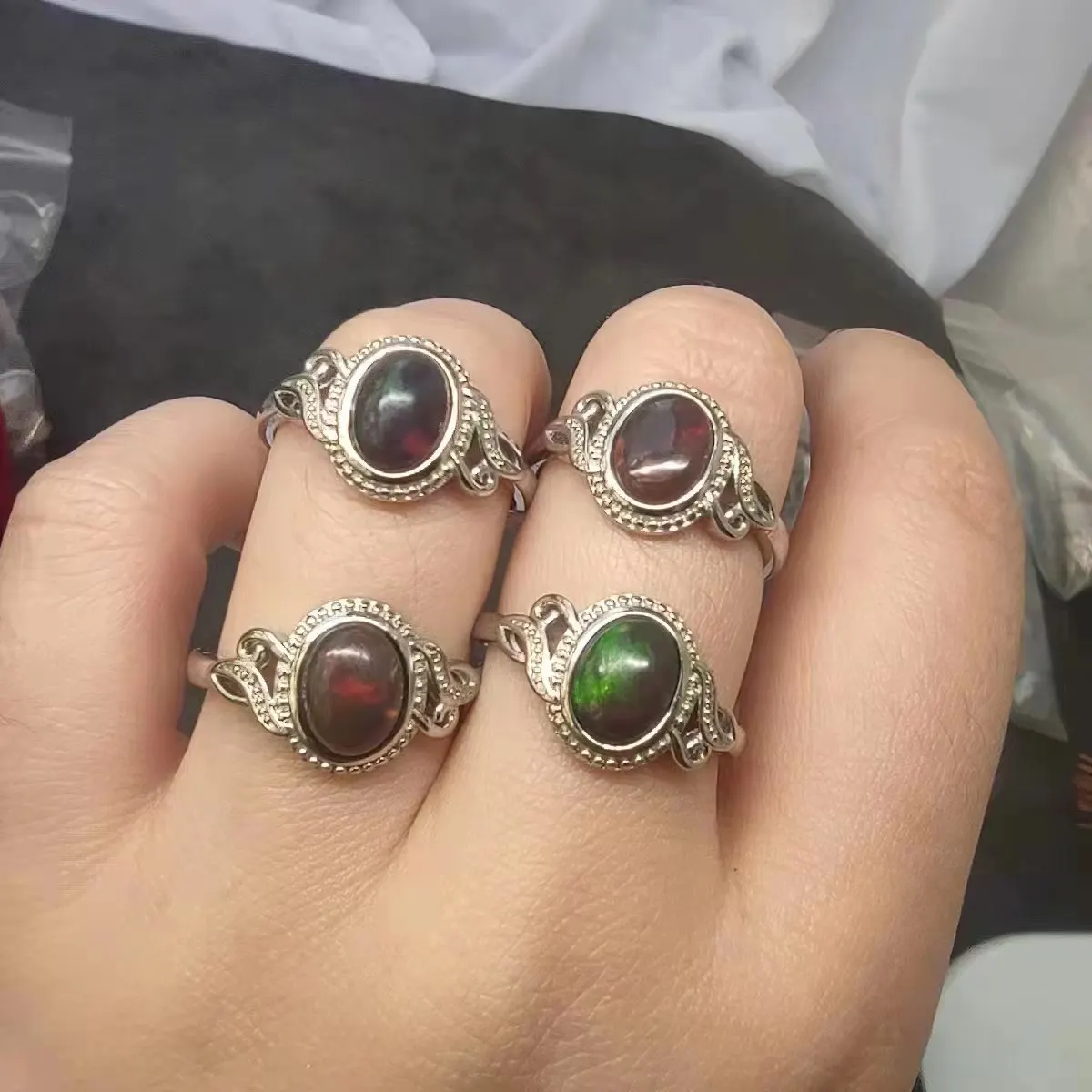 1pcs/lot S925 silver natural black opal ring adjustable female gemstone jewelry expensive Color changing rare multiple styles
1pcs/lot S925 silver natural black opal ring adjustable female gemstone jewelry expensive Color changing rare multiple styles