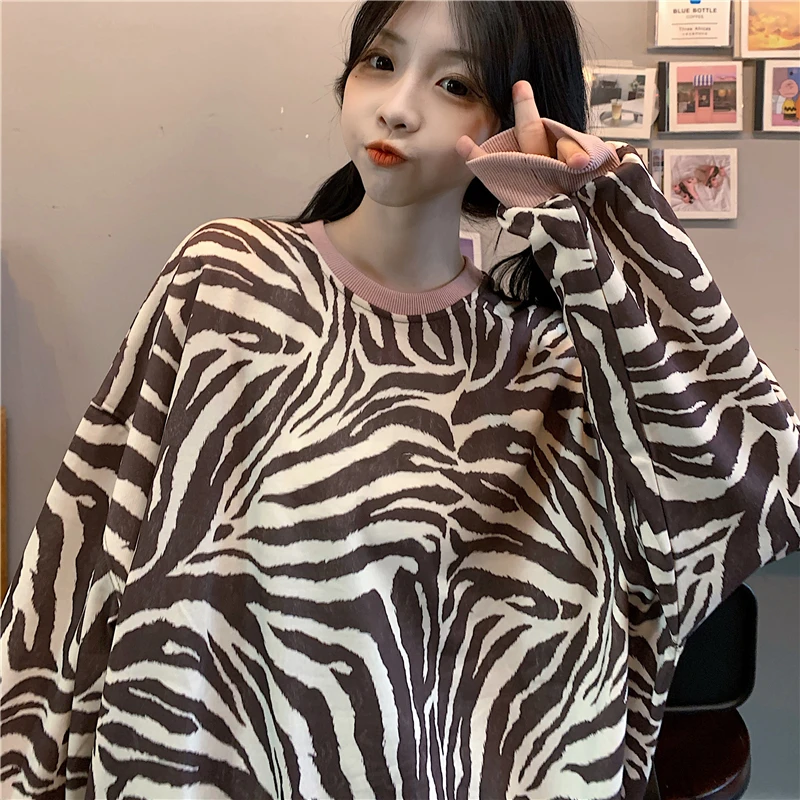 Real shot plus velvet 2020 autumn and winter Korean style loose zebra pattern lazy style sweatershirt women All-match good-look
Real shot plus velvet 2020 autumn and winter Korean style loose zebra pattern lazy style sweatershirt women All-match good-look