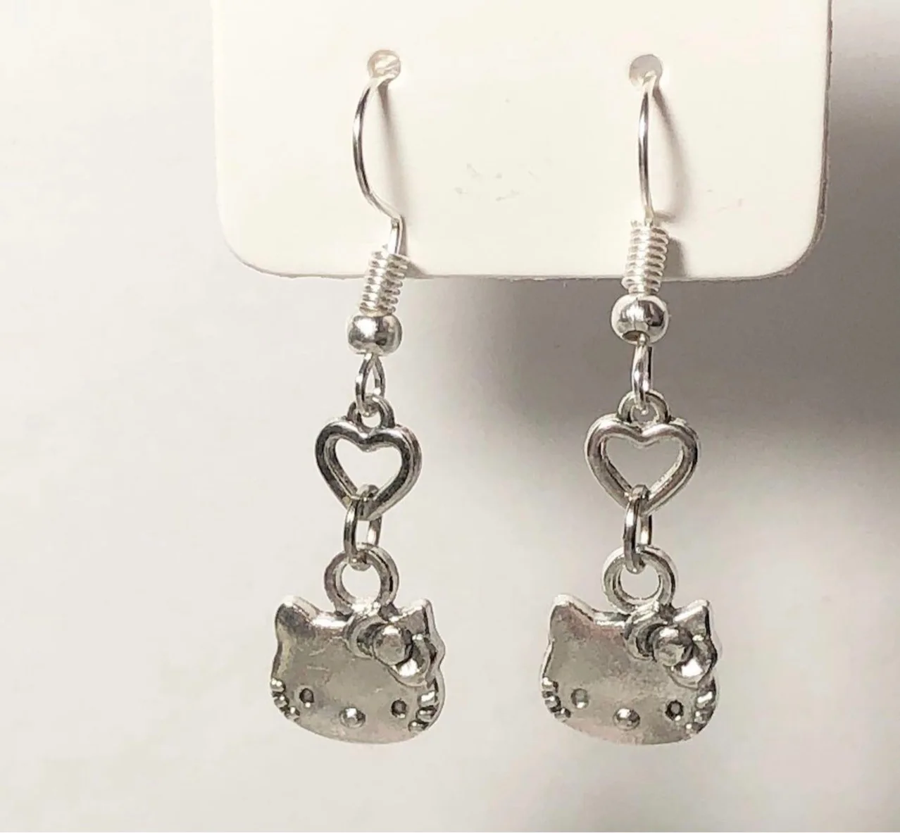 Ожерелье Hello Kitty Catton KT с кошкой, Милая женская цепочка до ключиц, Винтажные серьги КТ с кошкой, висячие серьги из сплава, ювелирные изделия, подарки
Ожерелье Hello Kitty Catton KT с кошкой, Милая женская цепочка до ключиц, Винтажные серьги КТ с кошкой, висячие серьги из сплава, ювелирные изделия, подарки