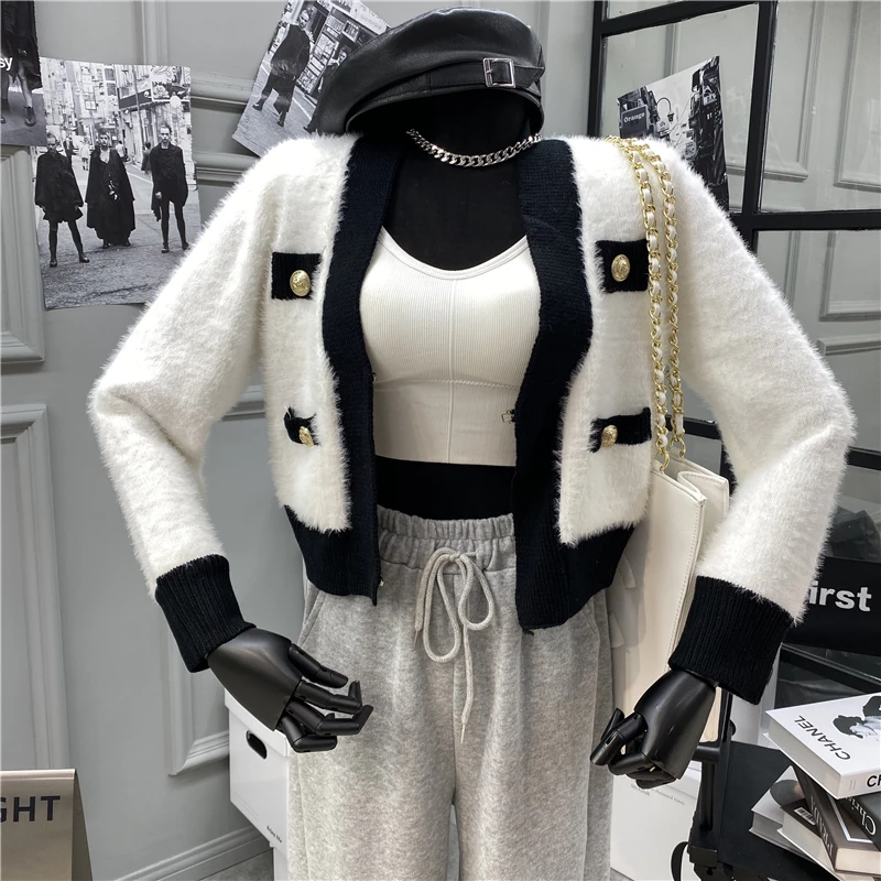 New V-neck Knitted Jacket with Contrast Color Sweater Cardigan Fall / Winter 2020 Patchwork Open Stitch Vintage Mohair Blend
New V-neck Knitted Jacket with Contrast Color Sweater Cardigan Fall / Winter 2020 Patchwork Open Stitch Vintage Mohair Blend