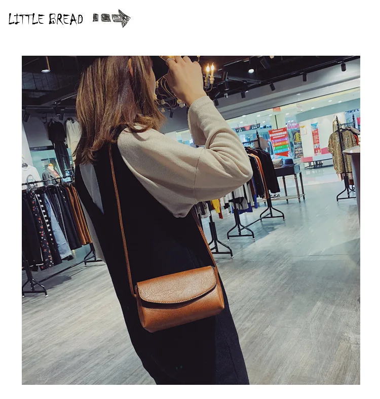 Retro double pocket and single shoulder oblique span female small square bag is simple and easy to build a mobile phone bag.
Retro double pocket and single shoulder oblique span female small square bag is simple and easy to build a mobile phone bag.