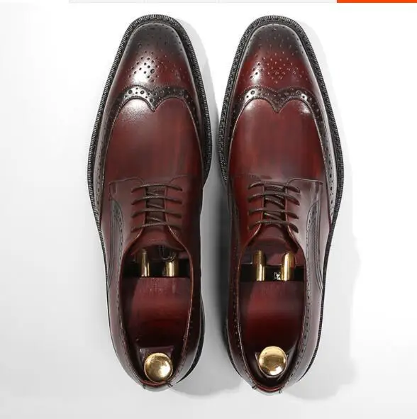 New men carved borgues dress shoes fashion pointed toe Breathable shoes Genuine leather wedding party shoes 
New men carved borgues dress shoes fashion pointed toe Breathable shoes Genuine leather wedding party shoes