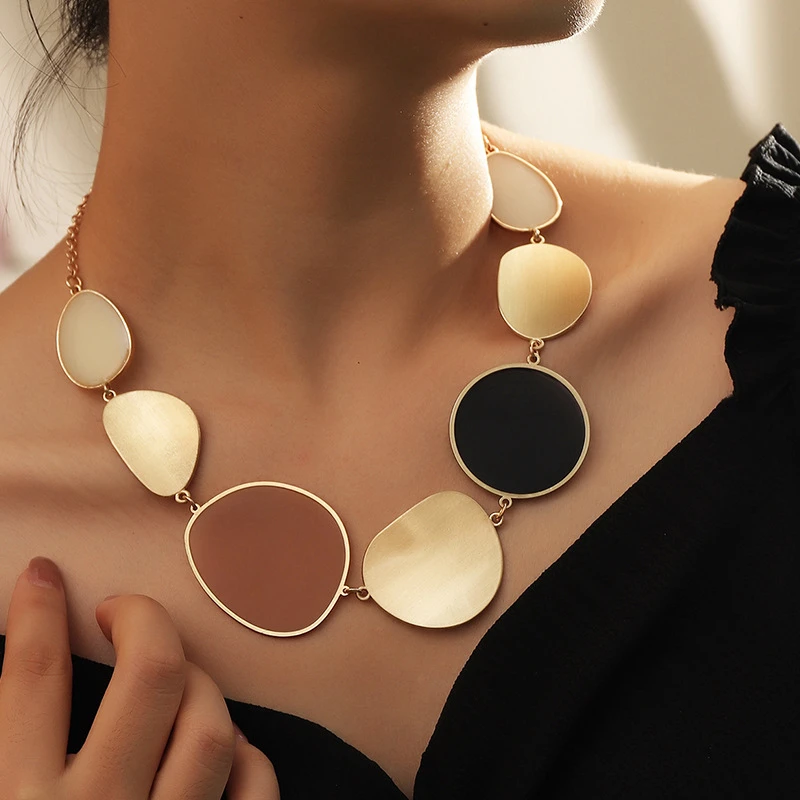Vintage Exaggerated Round Pendant Choker Necklaces for Women Boho Golden Chains Big Wafer Dangle Statement Necklace Fine Jewelry
Vintage Exaggerated Round Pendant Choker Necklaces for Women Boho Golden Chains Big Wafer Dangle Statement Necklace Fine Jewelry